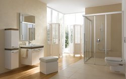 Eine barrierefreie Dusche vereint Design und Komfort - Eine ebenerdige Dusche ist elegant und lässt jedes Bad großzügig erscheinen. Außerdem bietet eine begehbare Dusche ohne Stolperkanten Komfort in jedem Alter.