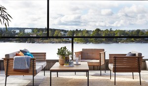 Skargaarden: Gartenmöbel im Schweden-Style - Skaargaarden verbindet nordische Sachlichkeit und skandinavisches Design zu Wohn- und Gartenmöbel auf höchstem Niveau. Die exklusiven Möbel passen sich in ihrer Schlichtheit und Eleganz jeder Umgebung an.