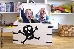 DIY: Spielkiste selbst bauen  - Im Kinderzimmer auf Schatzsuche gehen, das machen kleine Piraten am liebsten. Diese Schatztruhe bietet viel Platz für wertvolle Schätze und dient gleichzeitig als Sitzbank und Spieltruhe.